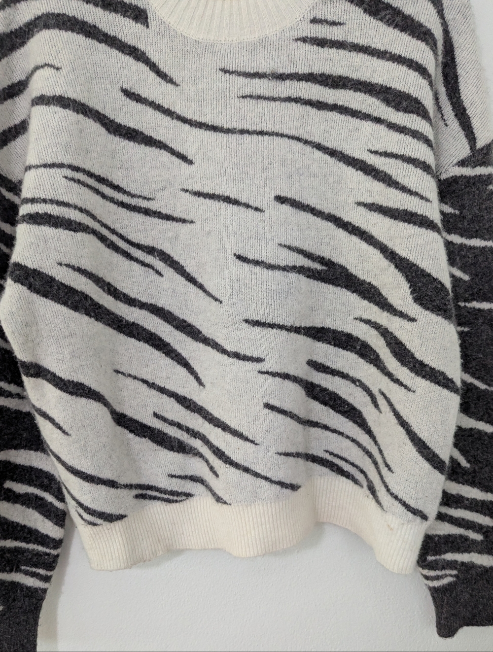 Rails Lana Abstract Mixed Abstract Tiger Sweater Crewneck Cashmere White Gray XS - Picture 3 of 11